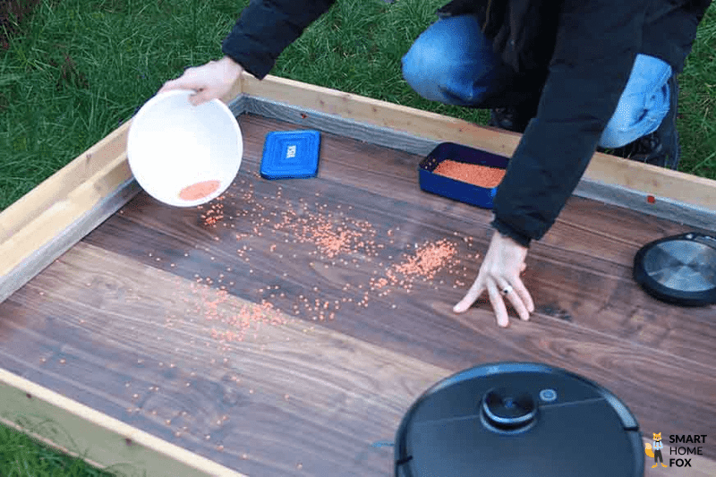 Im Saugroboter Testareal werden Linsen auf dem Hartboden verstreut